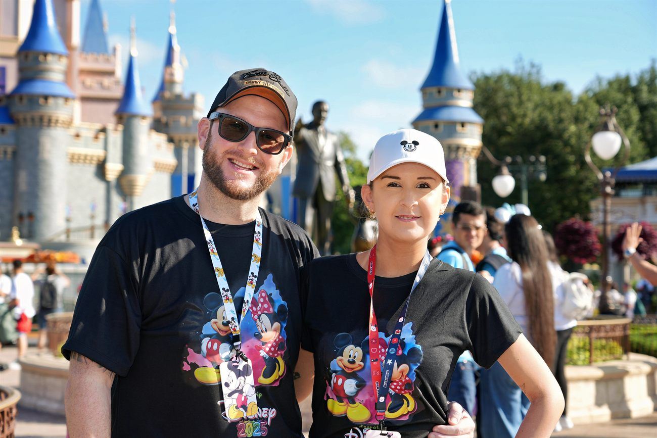Casal em frente ao castelo do Magic Kingdom