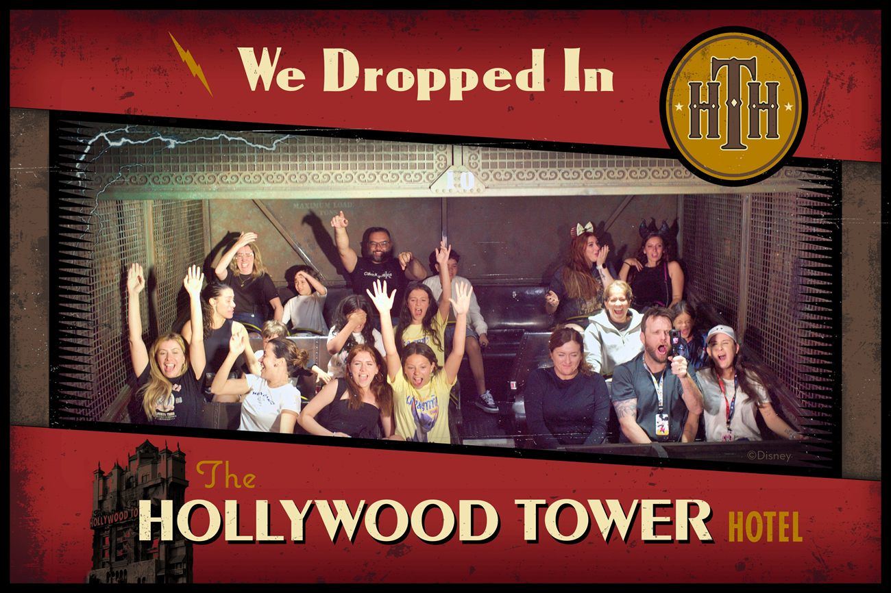 Grupo de visitantes se divertindo na atração Tower of Terror, em Hollywood Studios